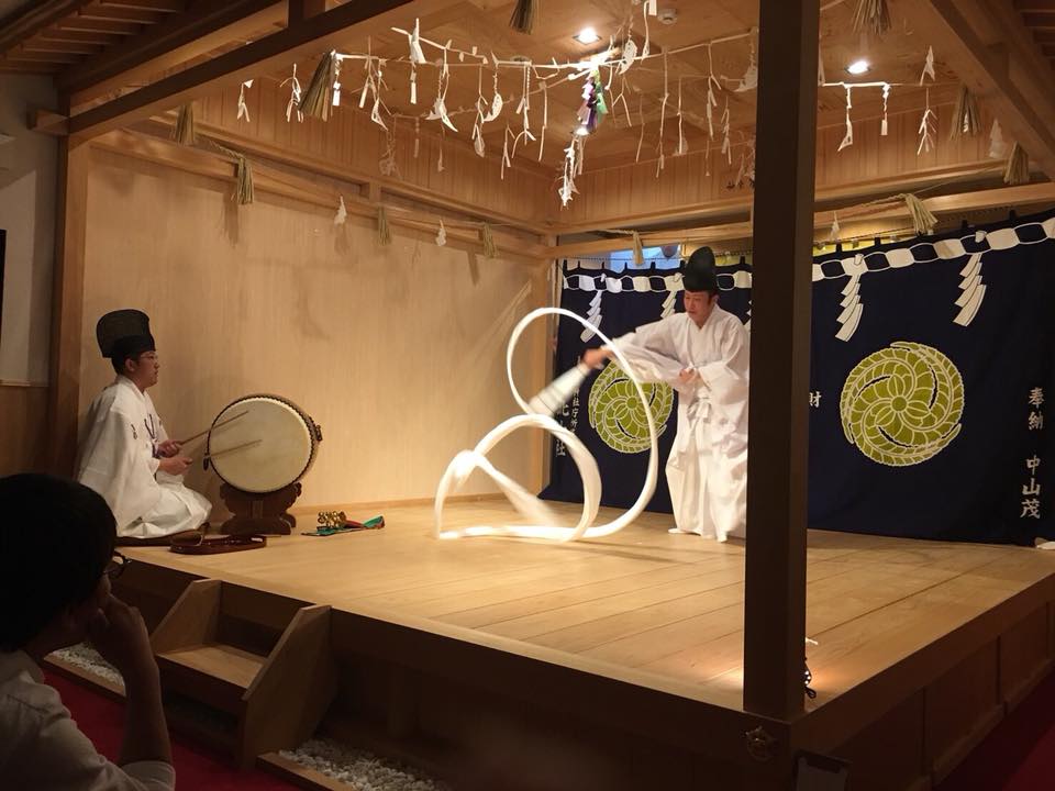 託宣神事の舞い手