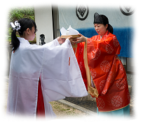 水無月の大祓、献饌、お供え風景、巫女さん